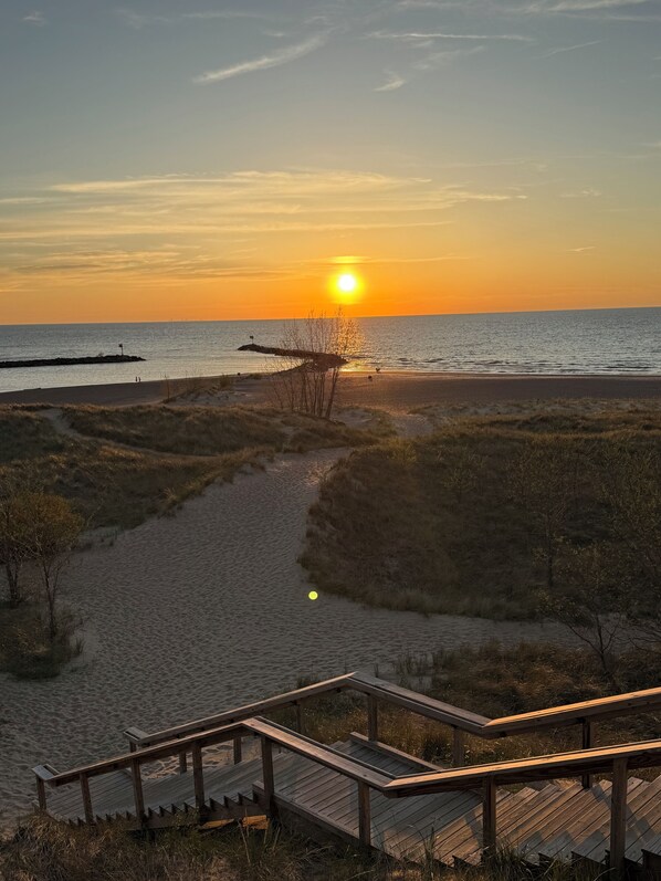 Sun loungers, beach towels - Blue Haven Cottage - New Buffalo Beach, near Wineries & Breweries (New Buffalo)