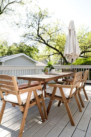 Outdoor dining - Blue Haven Cottage - New Buffalo Beach, near Wineries & Breweries (New Buffalo)