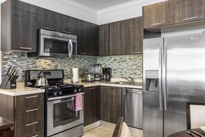 冰箱、微波炉、烤箱、炉灶