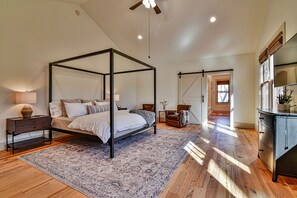 3 habitaciones, escritorio y tabla de planchar con plancha 