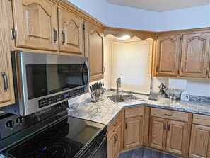 Jääkaappi, mikroaaltouuni, uuni, liesi