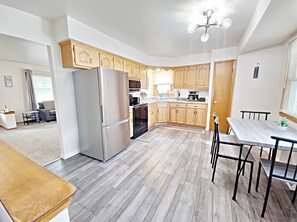 Jääkaappi, mikroaaltouuni, uuni, liesi