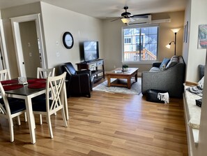 Smart TV - Cozy carriage house in Bozeman, 3 miles to downtown (Bozeman)