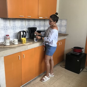 ثلاجة، ميكروويف، موقد طهي مسطح، ماكينة لصنع القهوة/الشاي