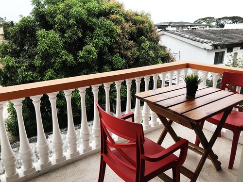 Central LArge Apartment in Urdesa, Free yoga space and Parking