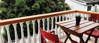 Central LArge Apartment in Urdesa, Free yoga space and Parking