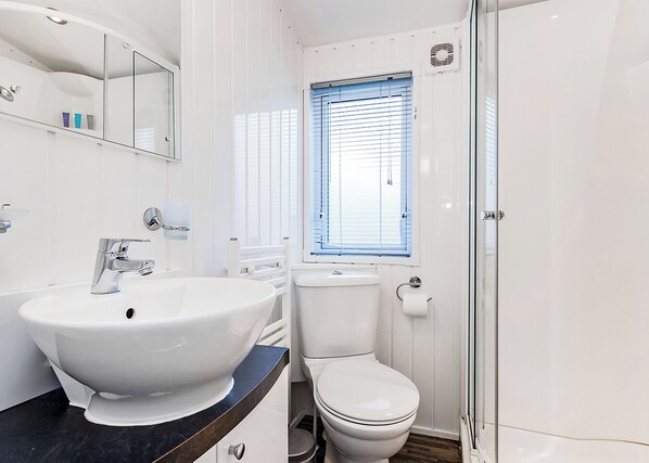 Bathroom - 3 bedroom accommodation in Cheddar (Cheddar)