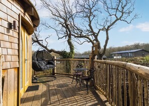 Terrace/patio - Woodside Bay Treehouse (Wootton Bridge, Nr Cowes)