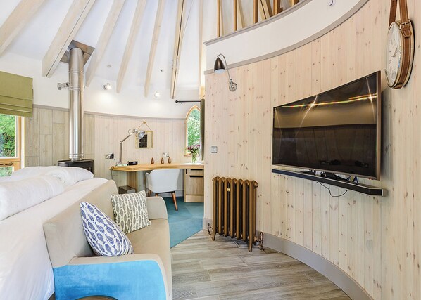 Living area - Woodside Bay Treehouse (Wootton Bridge, Nr Cowes)
