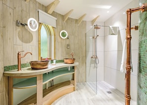 A bathroom with wooden paneling, a glass shower enclosure, and copper fixtures. - Woodside Bay Treehouse (Wootton Bridge, Nr Cowes)