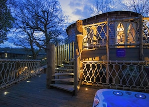 Outdoor spa tub - Woodside Bay Treehouse (Wootton Bridge, Nr Cowes)