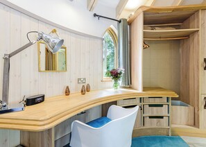 Interior - Woodside Bay Treehouse (Wootton Bridge, Nr Cowes)