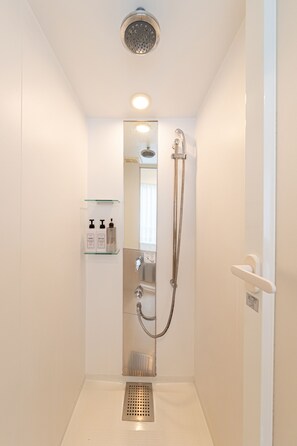 Basic Double Room | Bathroom