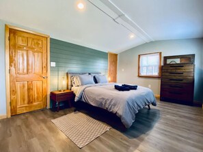 2 bedrooms, desk, iron/ironing board, free WiFi - #24 *Serenity* A Lakefront Cottage Retreat (Middletown)