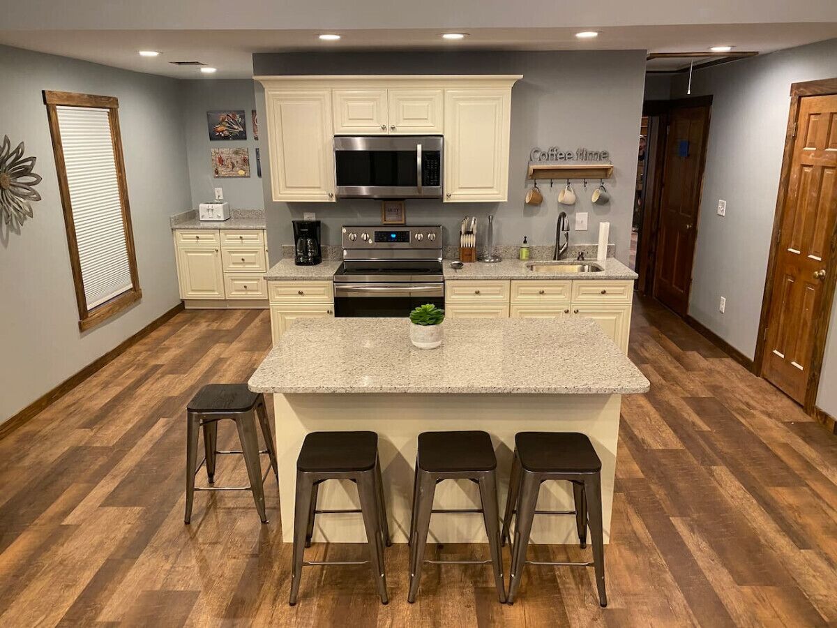 Réfrigérateur, four à micro-ondes, un four, surface de cuisson