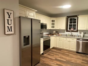 Frigorífico, microondas, horno y placa de cocina
