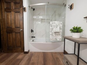 Bathroom - #9 - *STUNNING*RENOVATED* *4BR HOUSE* (Southington)