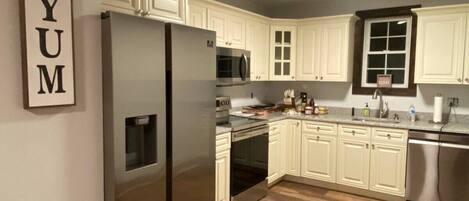 Réfrigérateur, micro-ondes, four, plaque de cuisson