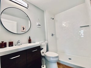 Badewanne, Haartrockner, Handtücher