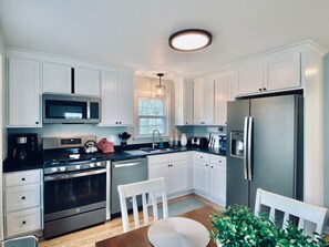 Réfrigérateur, four à micro-ondes, un four, surface de cuisson