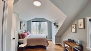 3 bedrooms, desk, iron/ironing board, free WiFi