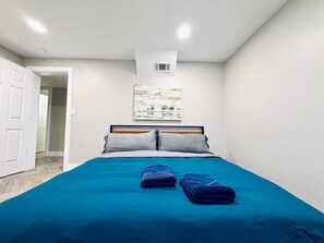 4 bedrooms, desk, iron/ironing board, free WiFi - #16  *A COZY GETAWAY* 4BED/3BATH HOME W/ FIRE PIT (Southington)