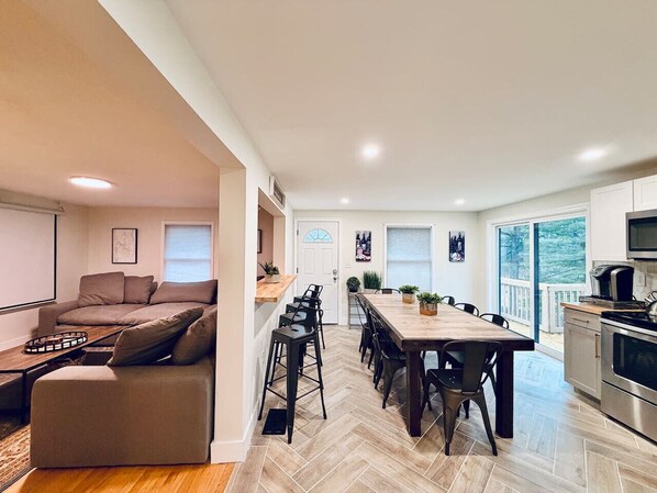 Interior - #16  *A COZY GETAWAY* 4BED/3BATH HOME W/ FIRE PIT (Southington)