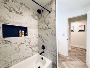 Baignoire, sèche-cheveux, serviettes fournies