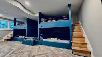 4 bedrooms, desk, iron/ironing board, free WiFi