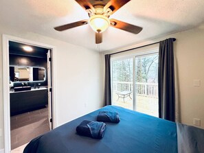 4 bedrooms, desk, iron/ironing board, free WiFi - #16  *A COZY GETAWAY* 4BED/3BATH HOME W/ FIRE PIT (Southington)