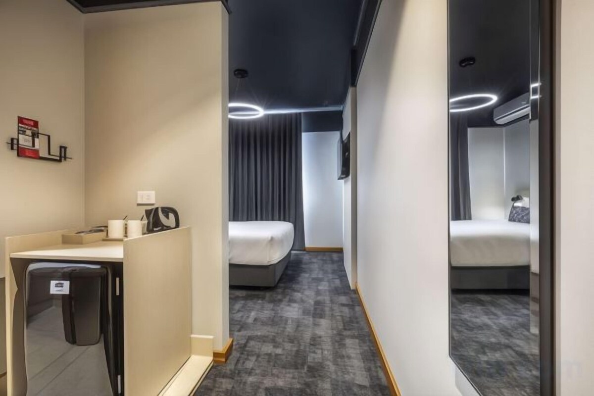 Tabla de planchar con plancha, wifi gratis y ropa de cama 