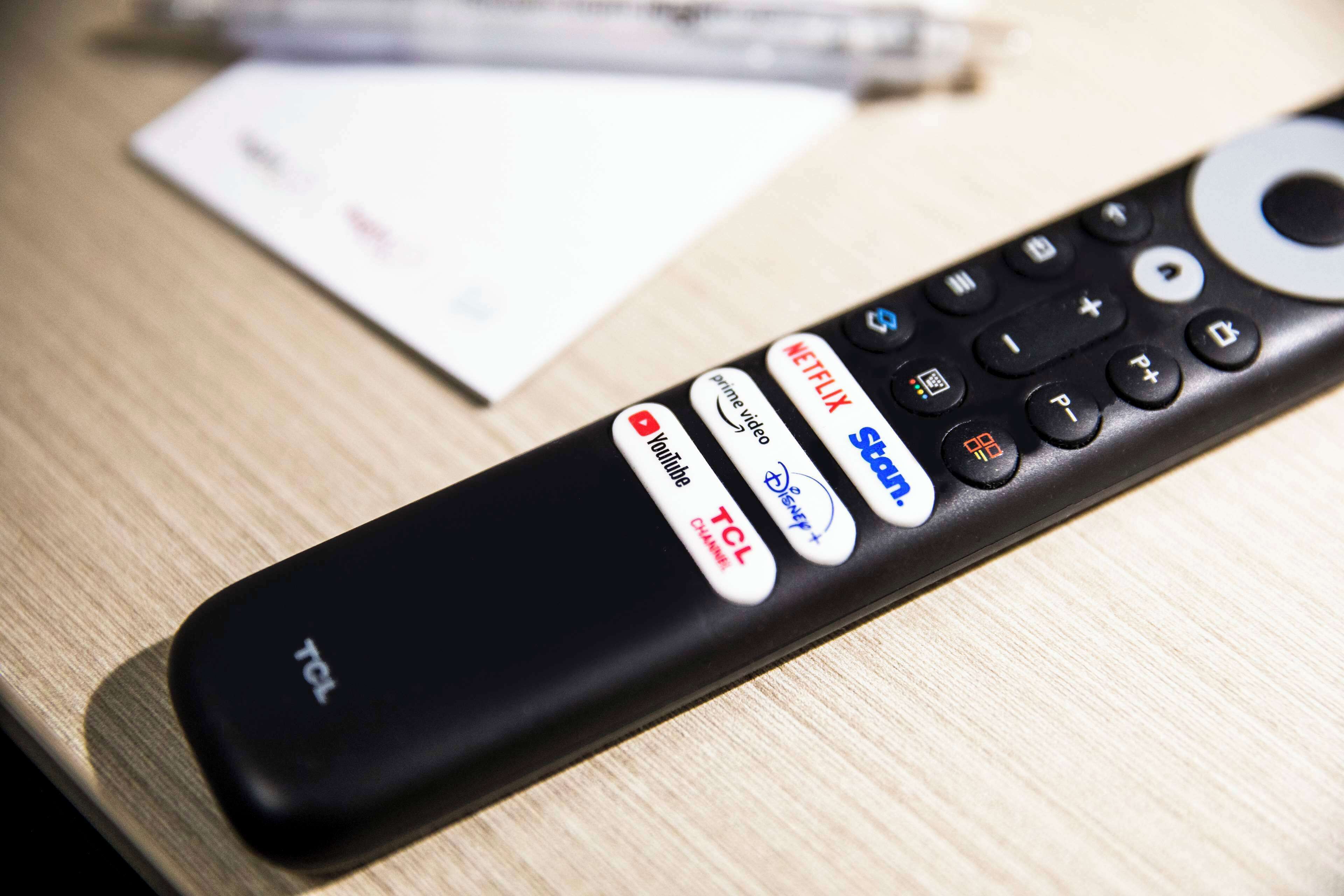 Un control remoto con botones para Netflix, YouTube y canales TCL.
