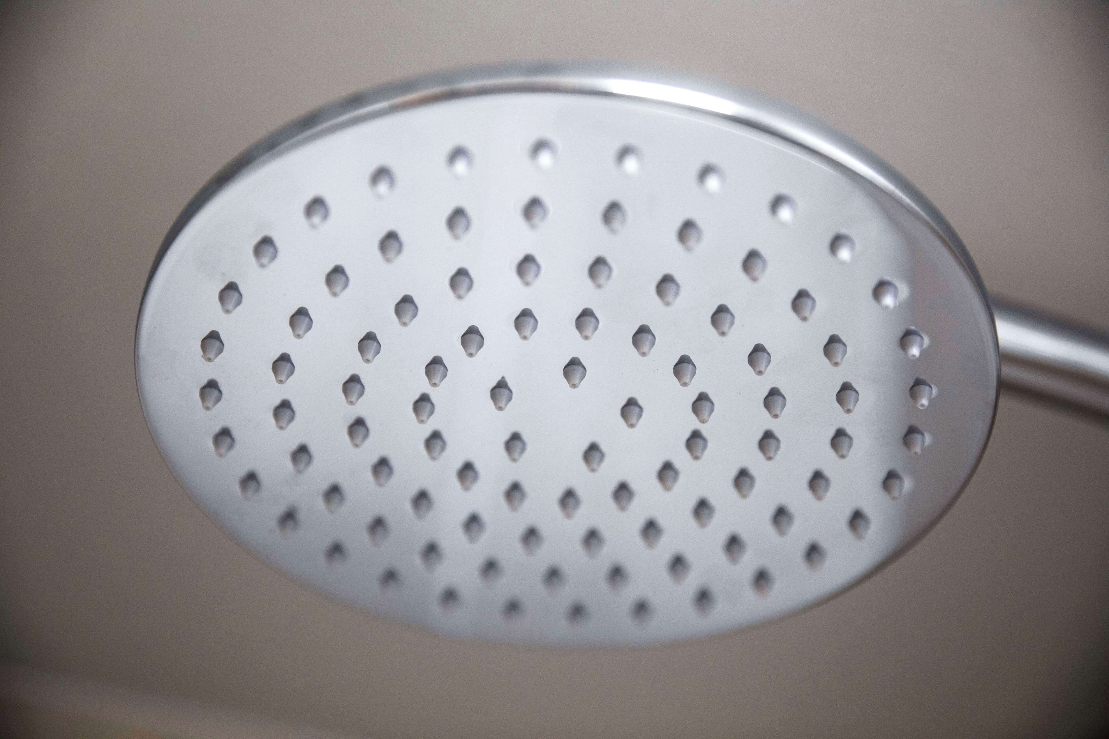 Un dettaglio di un oggetto metallico dalla forma circolare e con fori regolari.