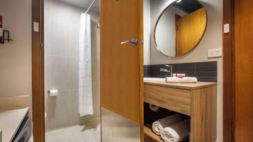 Estudio (Queen and Single) | Baño | Ducha y cabezal de ducha tipo lluvia