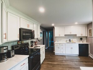 Kjøleskap, mikrobølgeovn, ovn og kokeplater