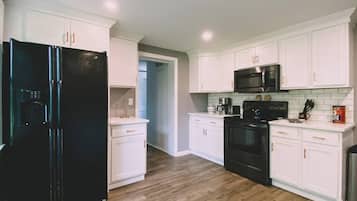 Een koelkast, een magnetron, een oven, een kookplaat