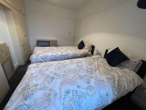 3 habitaciones, tabla de planchar con plancha, wifi y ropa de cama