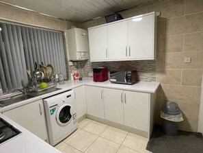 Fridge, microwave, oven, stovetop - 3-Bed House - Sleeps 5 with Free Parking (Birmingham)