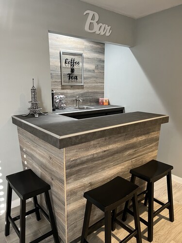 A.L.I. Place is a newly renovated 3 bedroom/2 bathroom home 5 min. from airport.