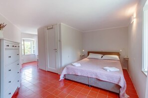 A bedroom with a bed, a wardrobe, and a window. - Lovely 15th Century apartment in Osor (Osor)