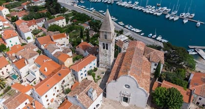 Impeccable 4-Bed Apartment in Osor