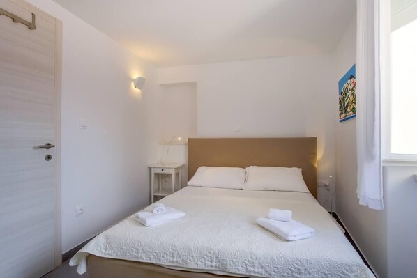 4 bedrooms, WiFi, bed sheets