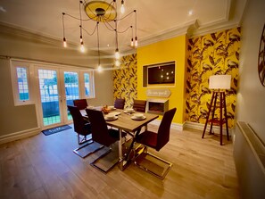 Dining - Captivating 4-Bed Hot Tub House in Blackpool (Blackpool)