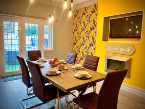 Dining - Captivating 4-Bed Hot Tub House in Blackpool (Blackpool)