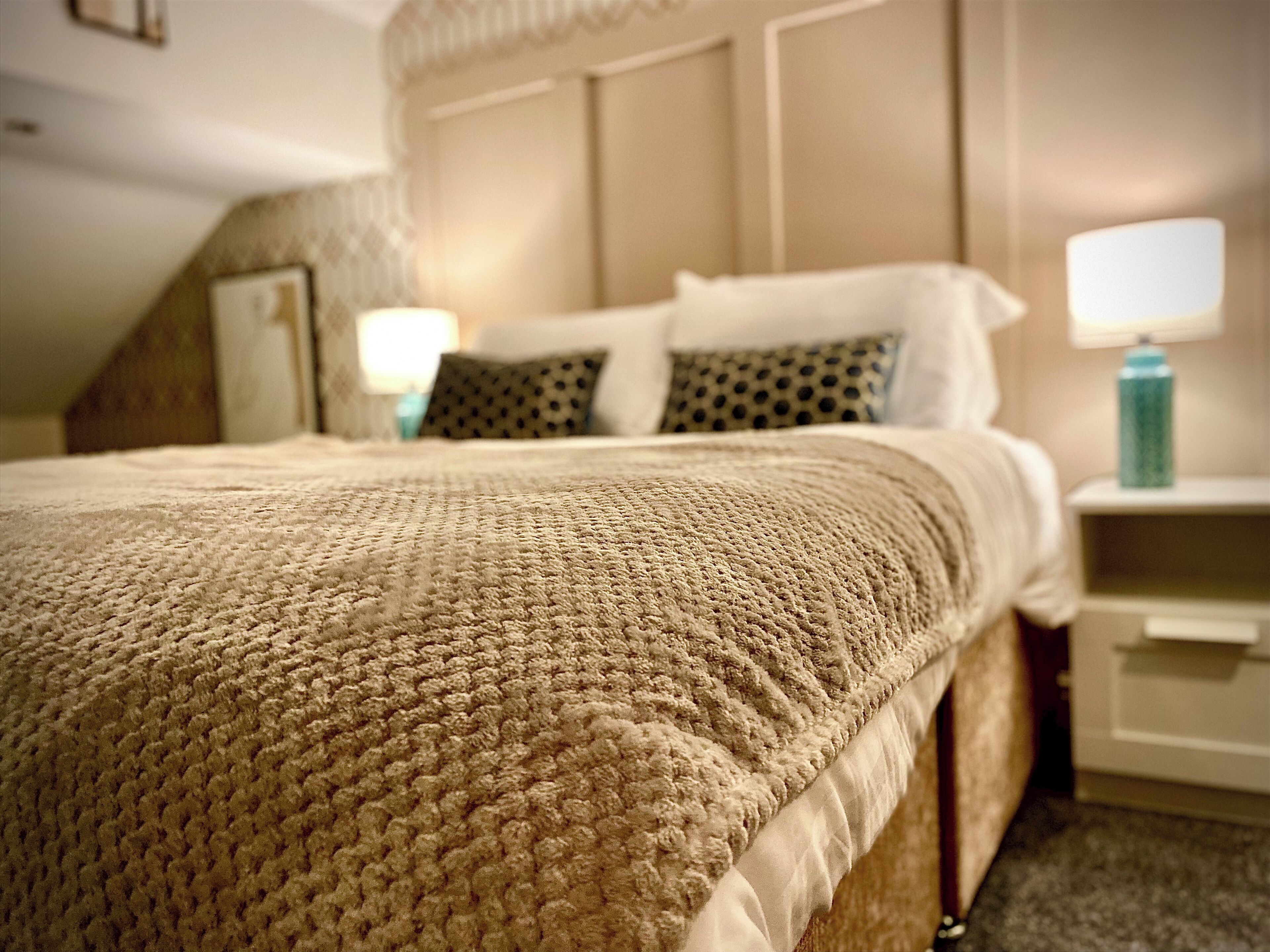 4 habitaciones, tabla de planchar con plancha, wifi y ropa de cama 