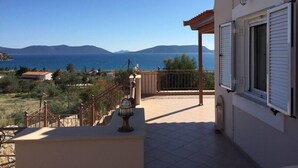 A balcony with a view of the sea and mountains. - Immaculate 3-Bed House in Ermioni (Ermioni)