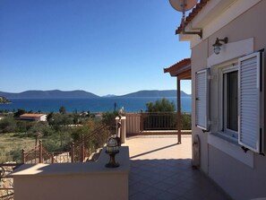 Terrace/patio - Immaculate 3-Bed House in Ermioni (Ermioni)