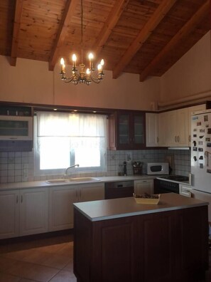 Fridge, microwave, oven, stovetop - Immaculate 3-Bed House in Ermioni (Ermioni)