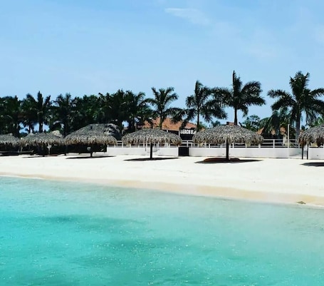 Beach. Entire 6-Bedroom Villa Free parking with Fast Wifi