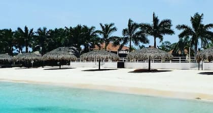Entire 6-Bedroom Villa Free parking with Fast Wifi